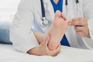 Understanding the Differences Between a Chiropodist and a Chiropractor